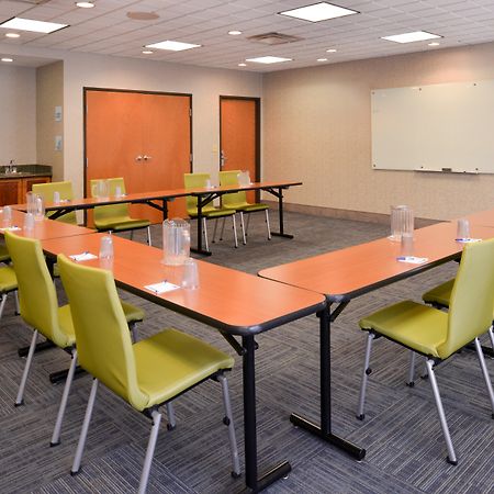 Holiday Inn Express Mineral Wells By Ihg Паркерсберг Экстерьер фото