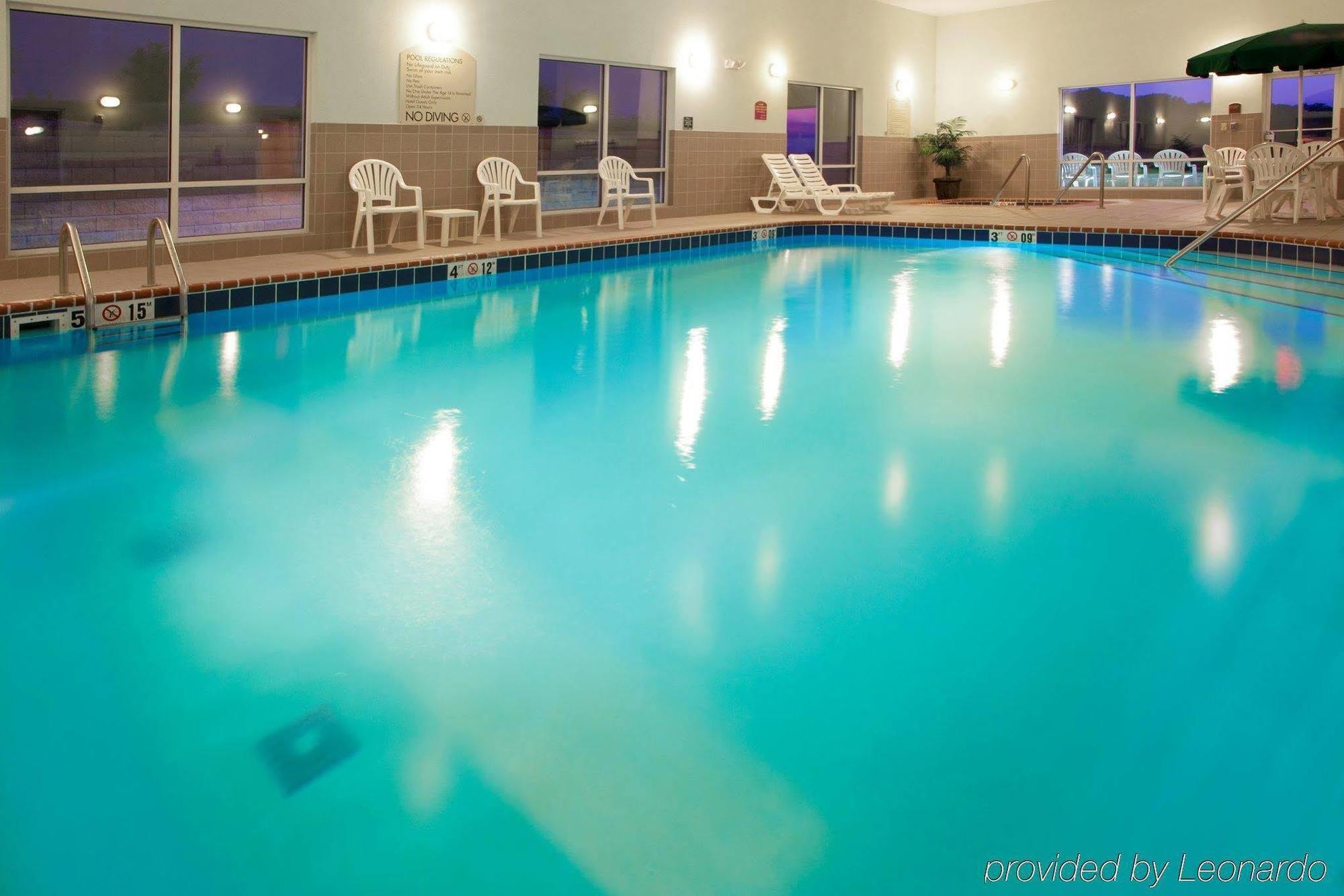 Holiday Inn Express Mineral Wells By Ihg Паркерсберг Экстерьер фото