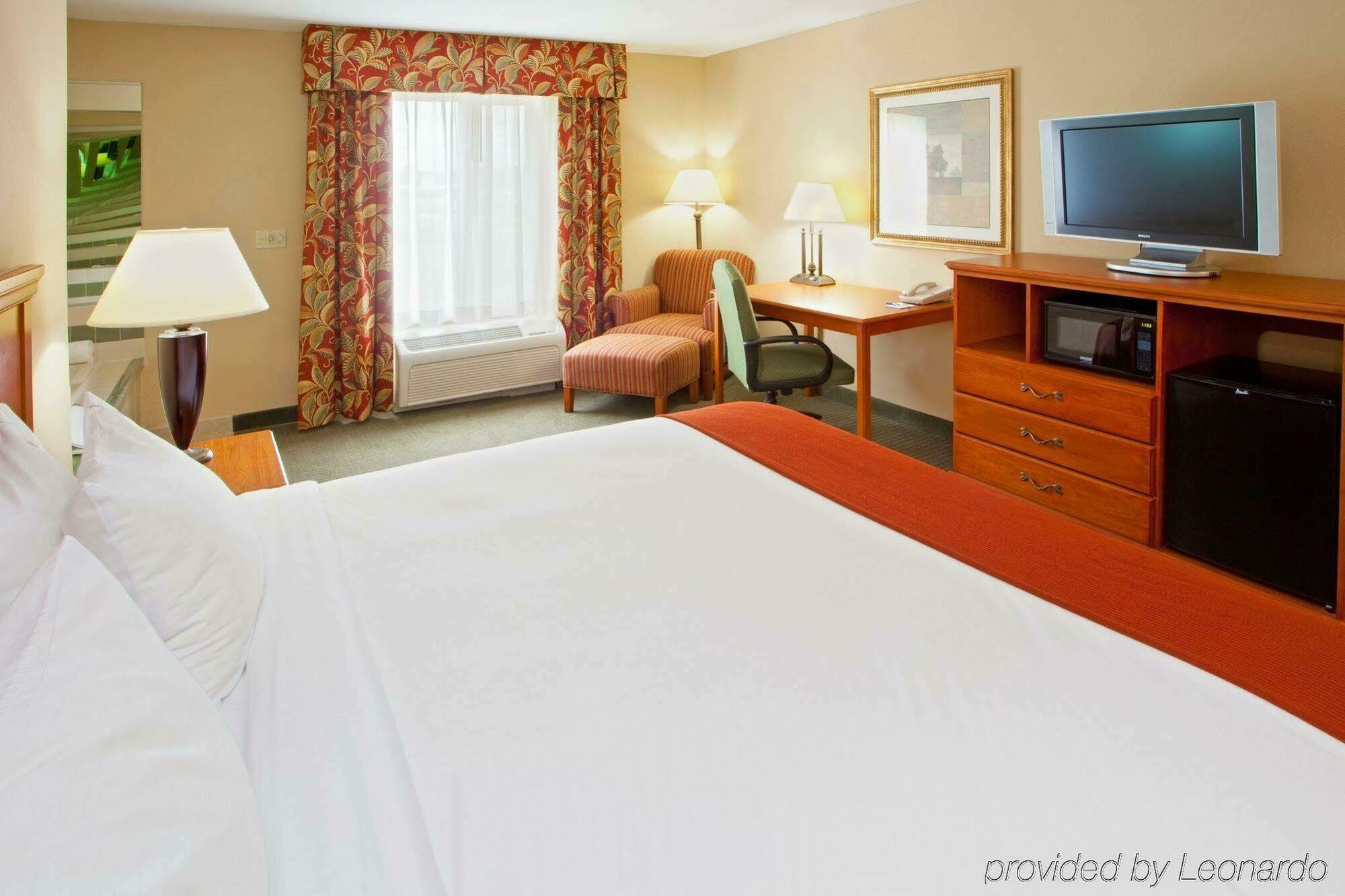Holiday Inn Express Mineral Wells By Ihg Паркерсберг Экстерьер фото