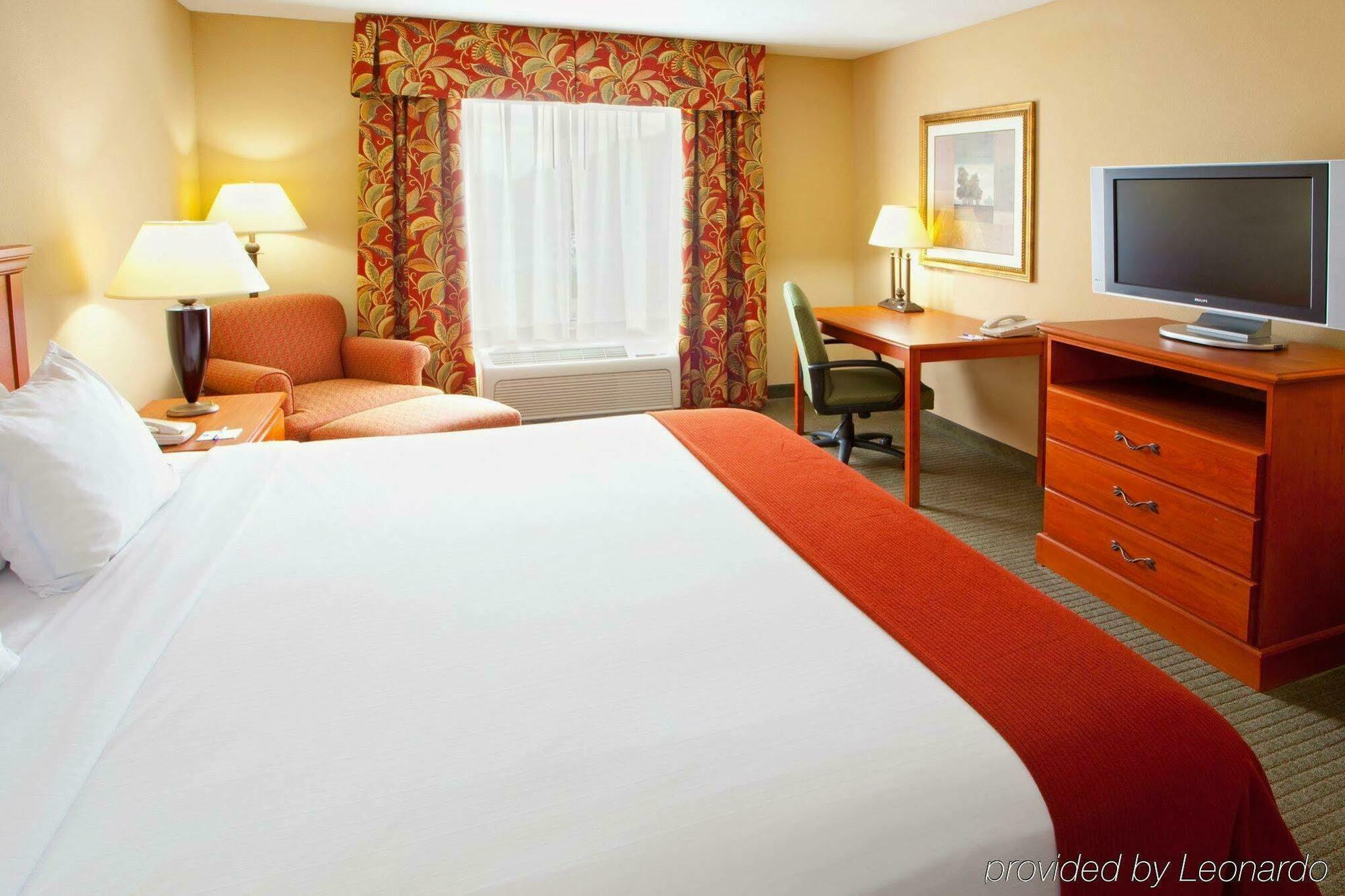 Holiday Inn Express Mineral Wells By Ihg Паркерсберг Экстерьер фото