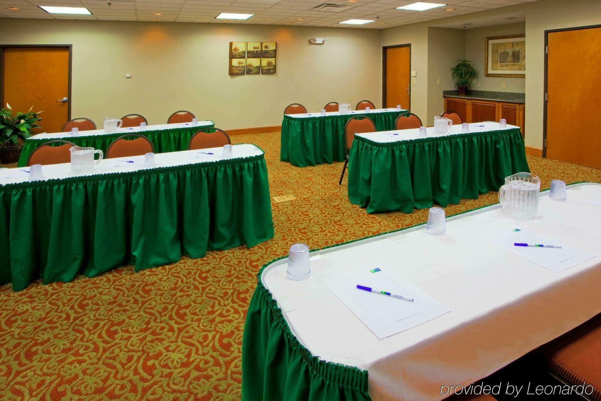 Holiday Inn Express Mineral Wells By Ihg Паркерсберг Экстерьер фото